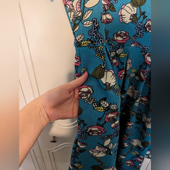 Light blue floral short sleeved dress with pockets ๐ธ๐ comfy stretch fit flare - Picture 7 of 9